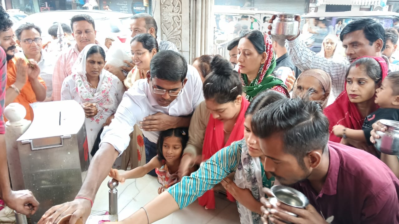 सावन के अंतिम सोमवार को शिव भक्तों की उमड़ी अपार भीड़-शिव चौक पर सिटी मजिस्ट्रेट पंकज राठौर ने परिवार सहित किया भगवान आशुतोष का अभिषेक