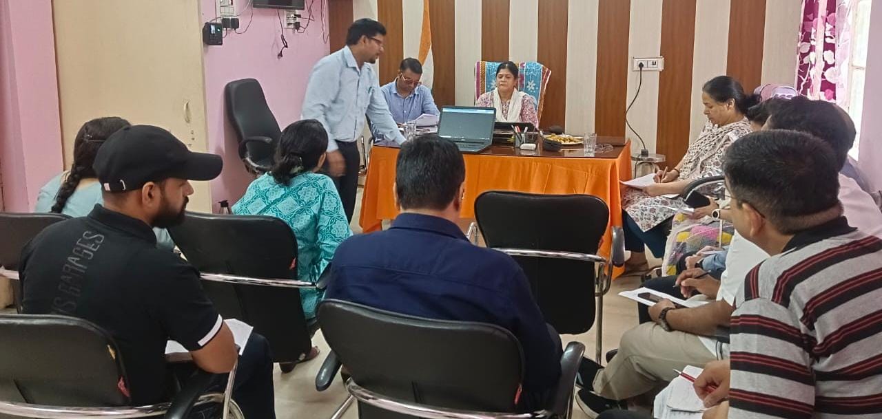 सामुदायिक स्वास्थ्य केंद्र में की समीक्षा बैठक