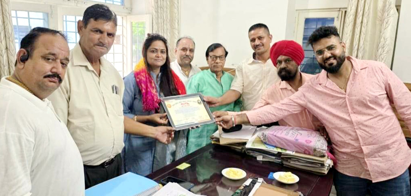 कांवड़ मेले में उत्कृष्ट कार्य के लिए चेयरपर्सन मीनाक्षी स्वरूप व ईओ प्रज्ञा सिंह को व्यापार संगठन ने किया सम्मानित