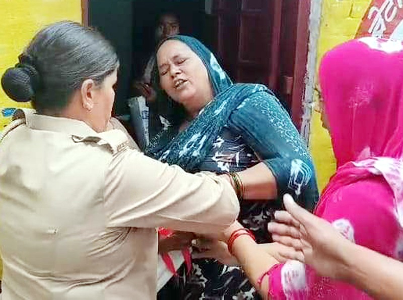 सुनवाई न होने से हताश महिला ने बच्चों और मां संग किया आत्मदाह का प्रयास