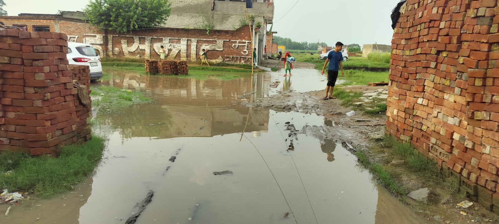 जलभराव से ग्रामीण परेशान, ग्राम प्रधान पर लगाया लापरवाही का आरोप