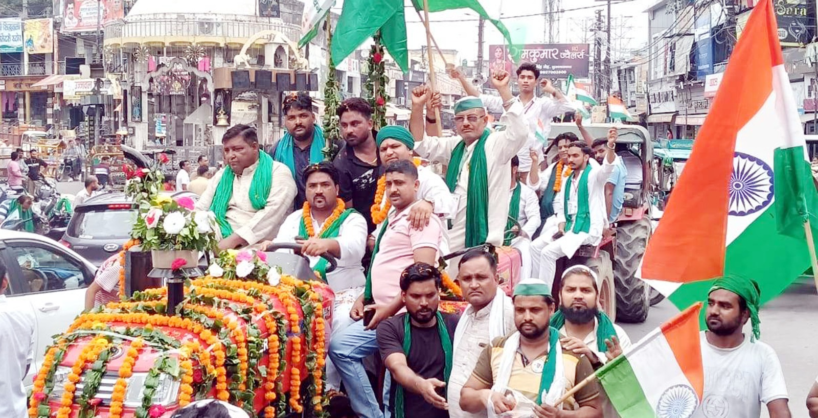 भव्य ट्रैक्टर तिरंगा यात्रा निकाली, देश भक्ति के रंग में रंगा शहर