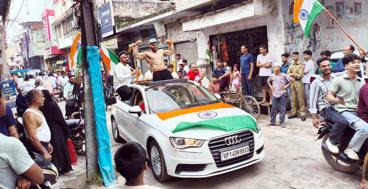 शर्मनाक: जिम संचालक ने तिरंगा रैली के नाम पर कार में अर्धनग्न होकर मचाया उत्पात
