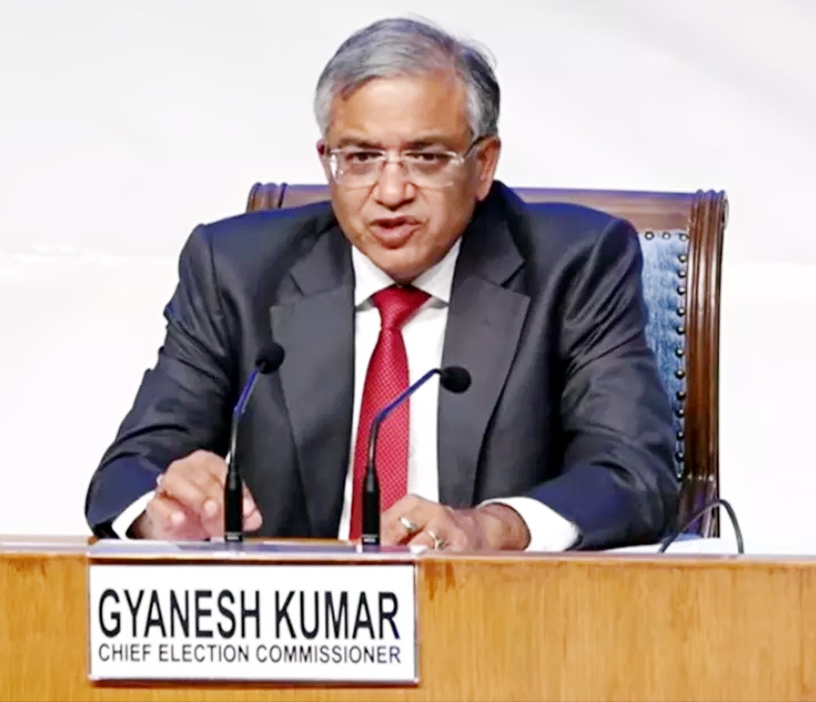 मुख्य चुनाव आयुक्त की दो टूक, आयोग के कंधे पर बंदूक रखकर न करें राजनीति