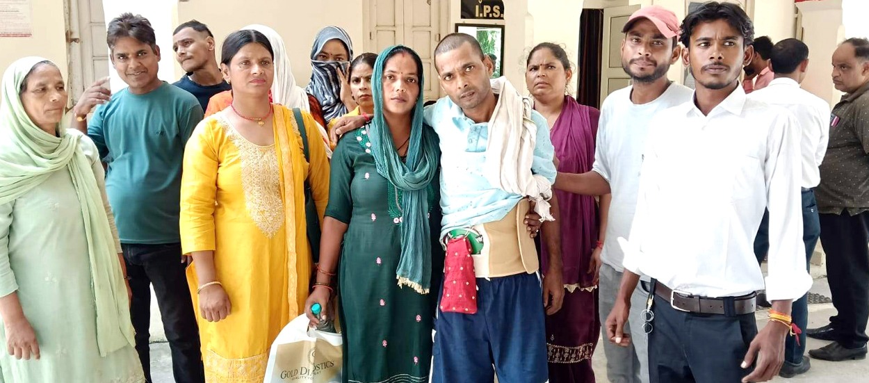 सड़क हादसे में गंभीर रूप से घायल पति को लेकर एसएसपी से मिली पत्नी