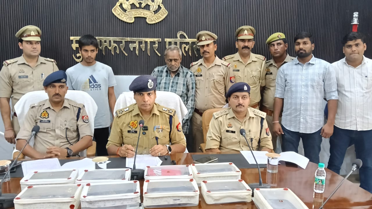 अवैध शस्त्रों की फैक्ट्री पकड़ी, 17 तमंचों के साथ दो मेकर गिरफ्तार