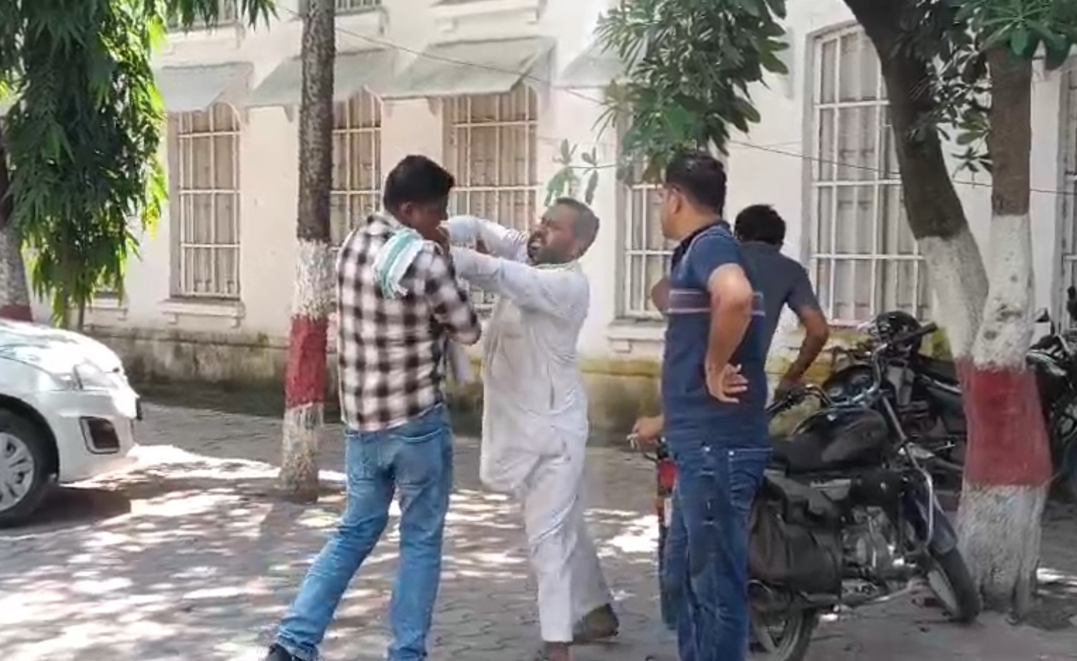 डीएम ऑफिस के बाहर जमकर बजे रहपट