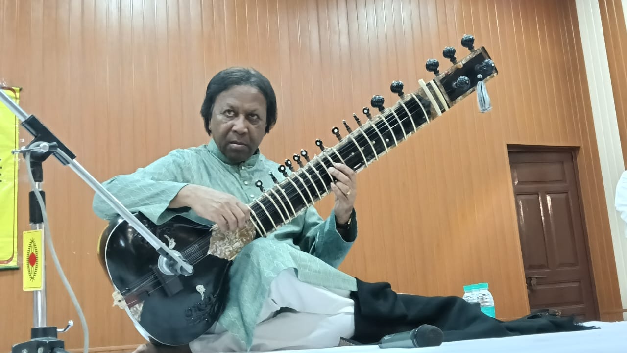 उस्ताद शाहिद परवेज खान के सितार वादन ने किया मुग्ध