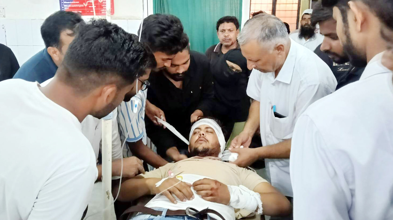 ट्रक की जानलेवा टक्कर, दो नौजवानों के टूटे पैर