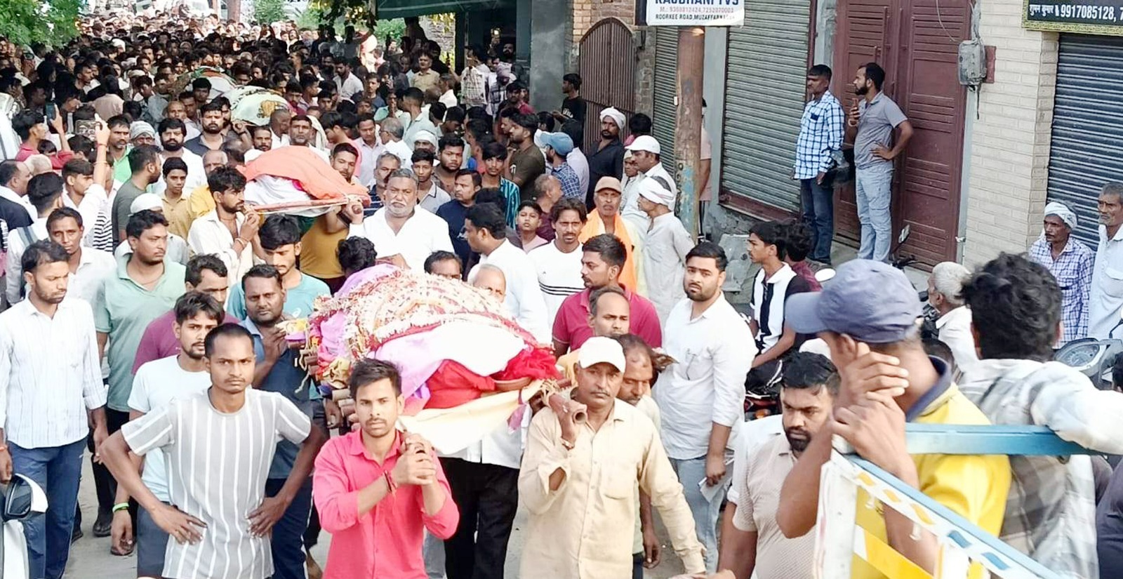 एक साथ छह अर्थियां उठी तो फूट-फूट कर रोया हर कोई