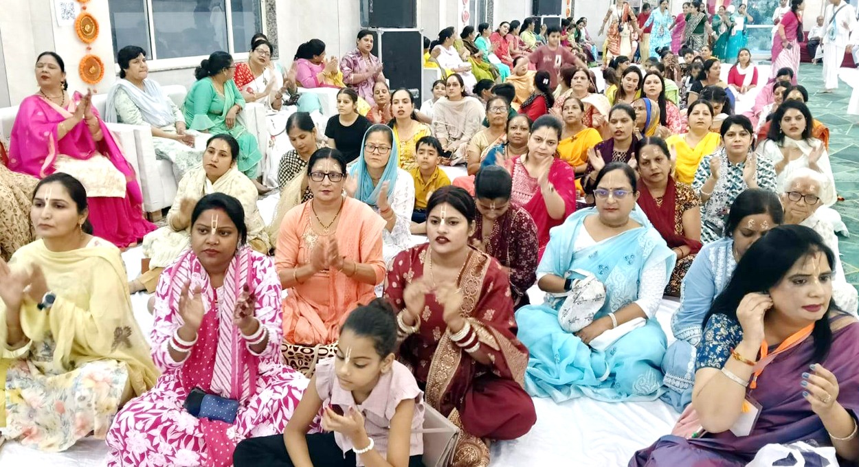 धूमधाम से मना राधा रानी का जन्मोत्सव, जमकर थिरके भक्त