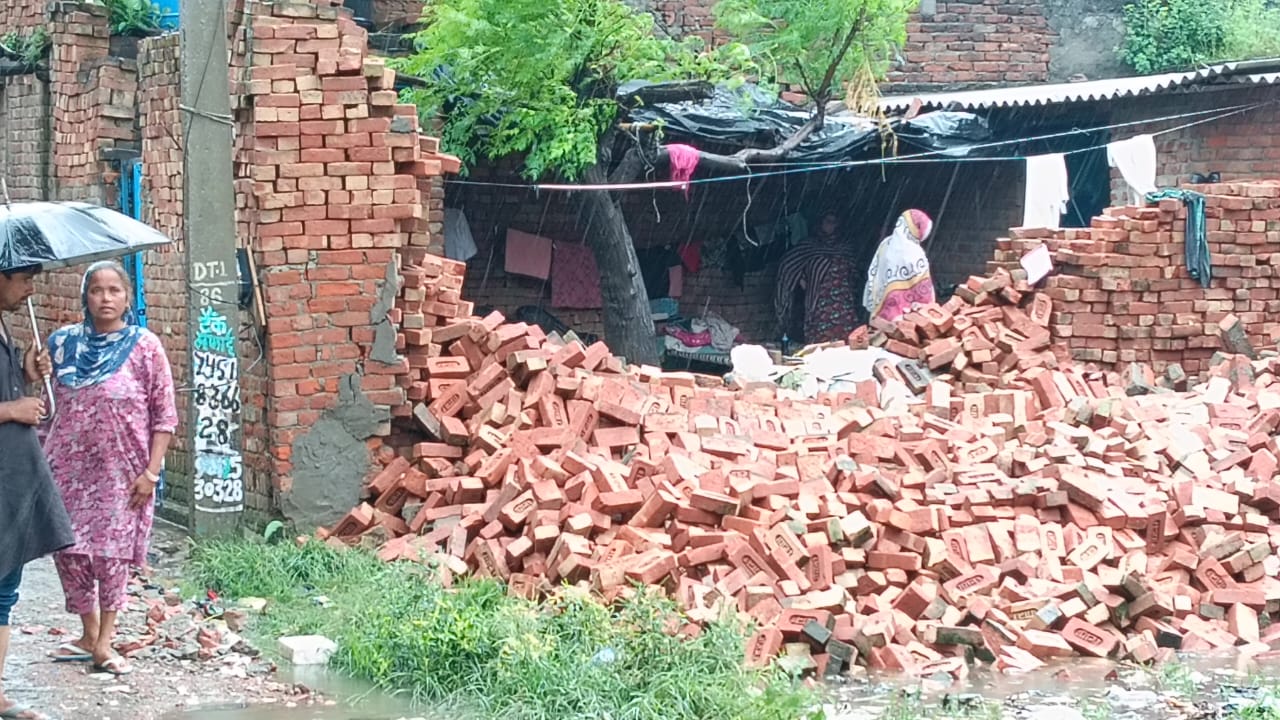 मिमलाना रोड पर बारिश के चलते गिरी दीवार, बाल-बाल बचा परिवार