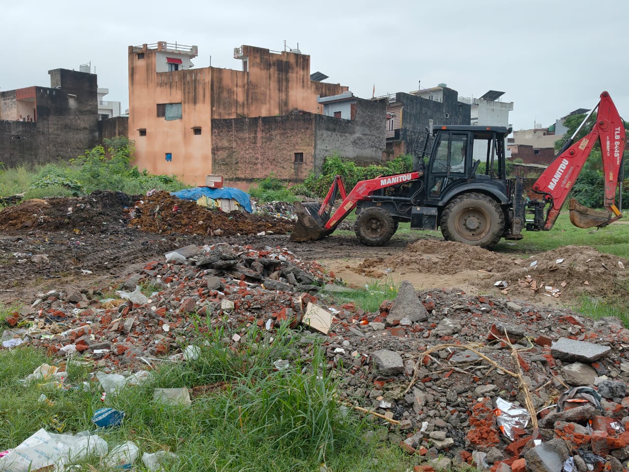 फ्रेंड्स कॉलोनी में सफाई अभियान की शुरुआत