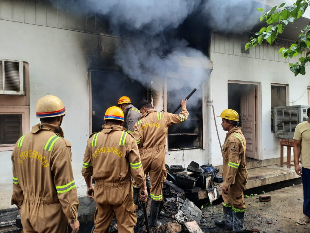 सीसीटीवी कैमरे की दुकान में लगी भीषण आग