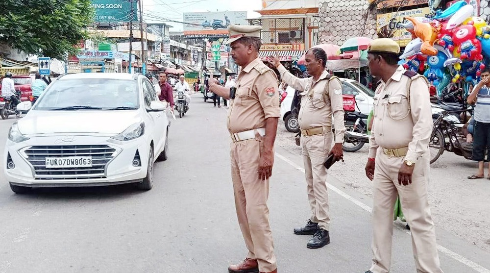 वन-वे का कोई नहीं प्लान, बस पुलिस काट रही चालान