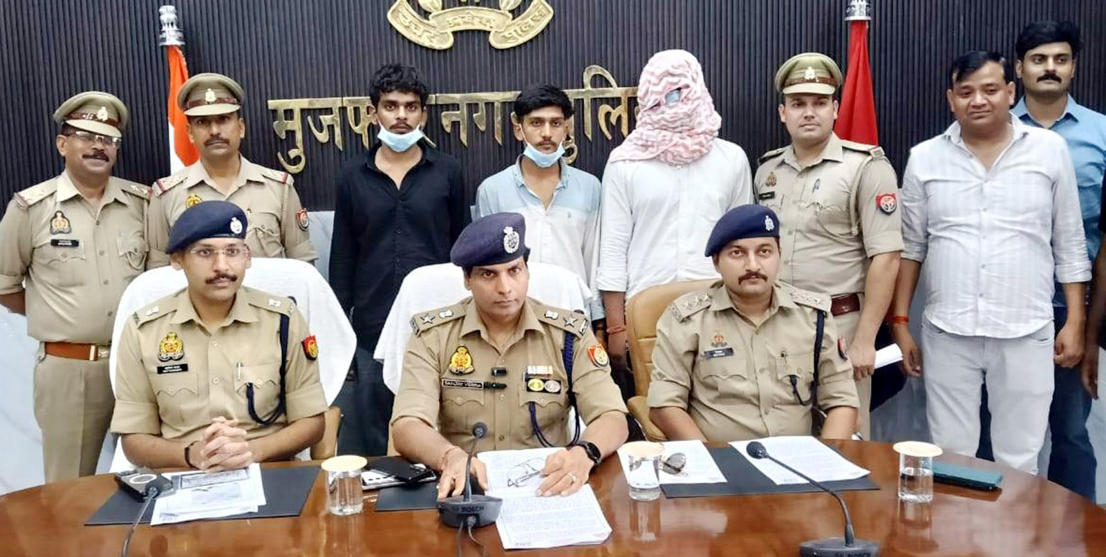 दबंगईः कारतूसों से नाम का नया खेल, नाबालिग समेत तीन गिरफ्तार