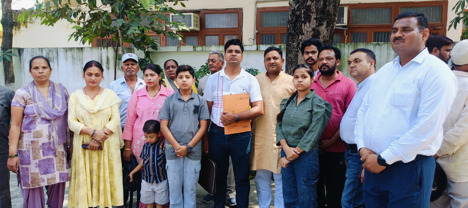 धनगर समाज ने जाति प्रमाण पत्र न बनने पर डीएम को सौंपा ज्ञापन, आंदोलन की दी चेतावनी