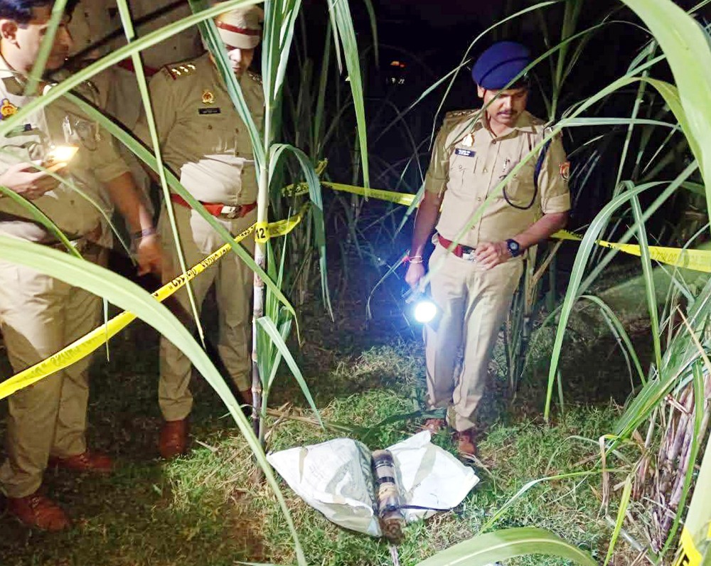 रात में चोरी का पंप बेचने जा रहे पांच हजार के ईनामी की टांग में गोली दे मारी