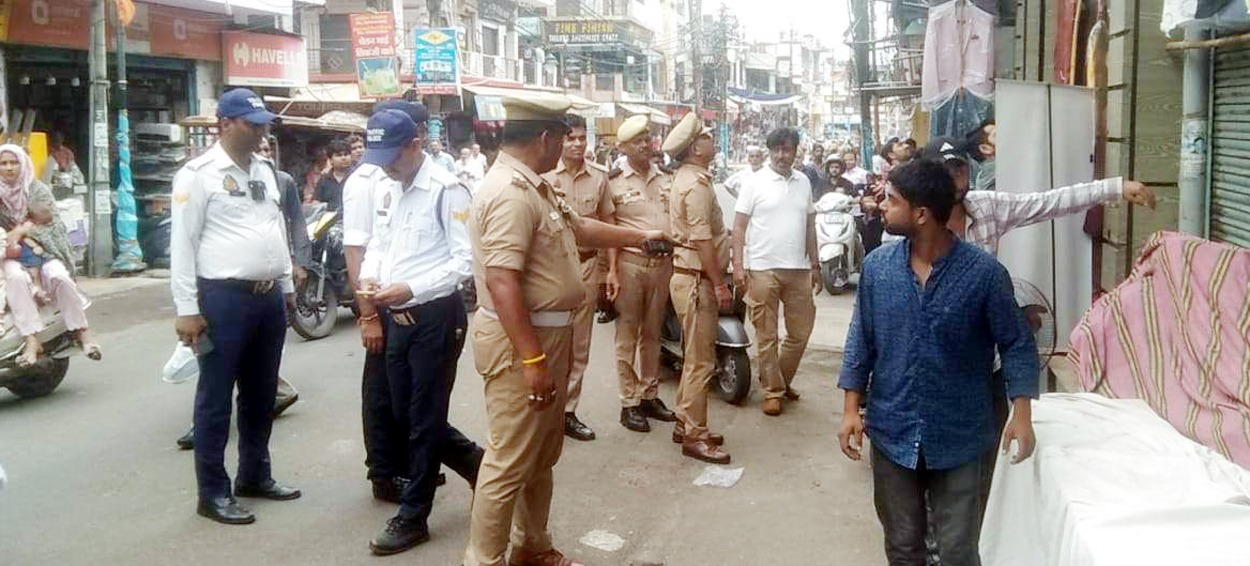 यातायात पुलिस का अतिक्रमण मुक्त अभियान जारी
