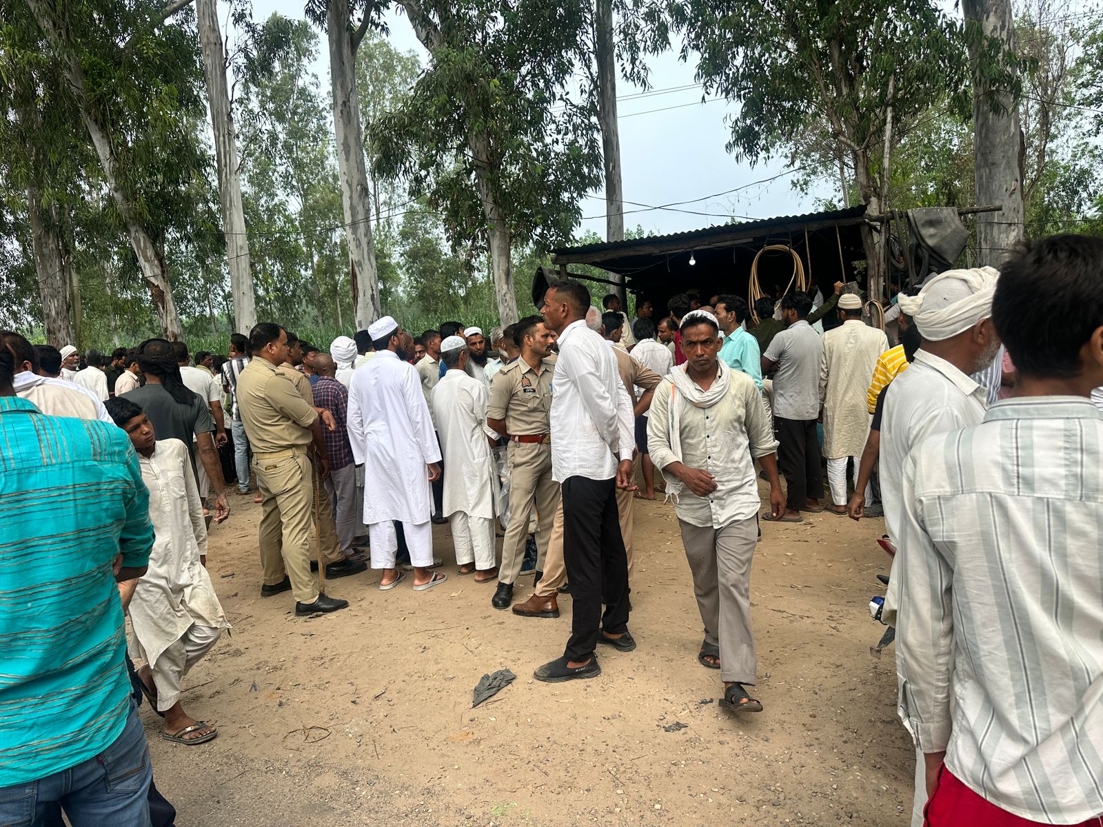 मीरांपुर में दुकान पर सो रहे युवक का गोली लगा मिला शव