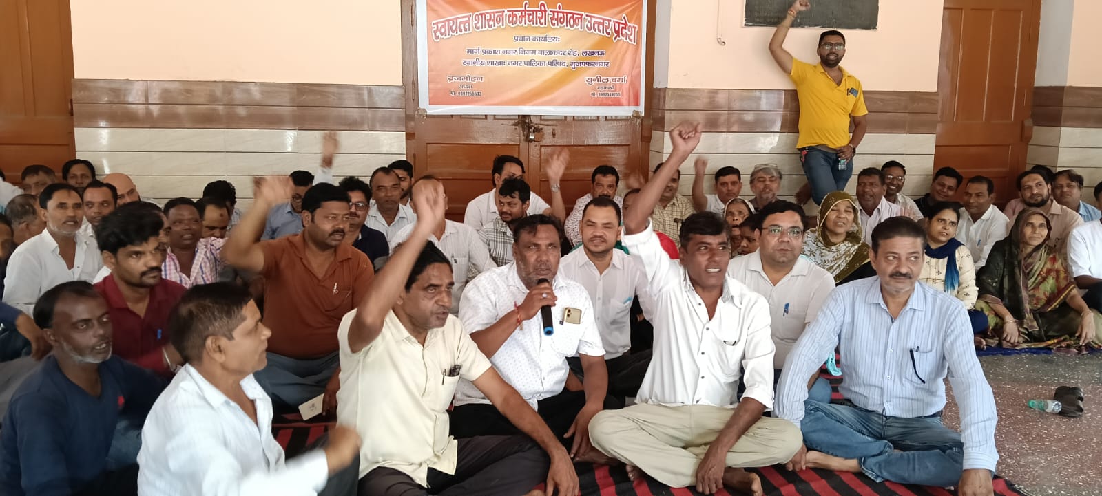 तालाबंदी कर हड़ताल पर गए पालिका कर्मचारी