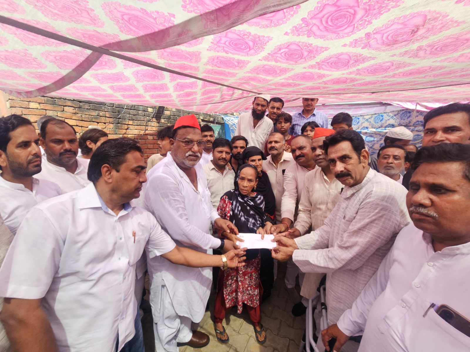 महिला वोट रक्षक तौहीदा और तंजिला को अखिलेश यादव ने भेजे दो-दो लाख रुपये