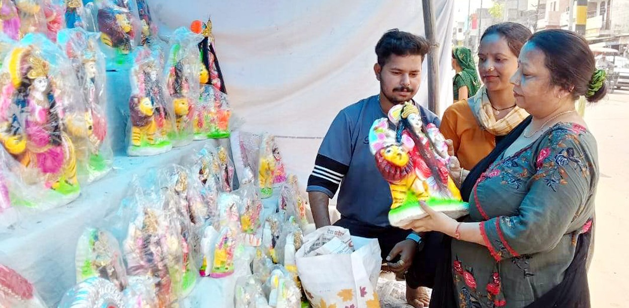 नवरात्रि आरंभ से पूर्व बाजारों में उमड़ी भीड़