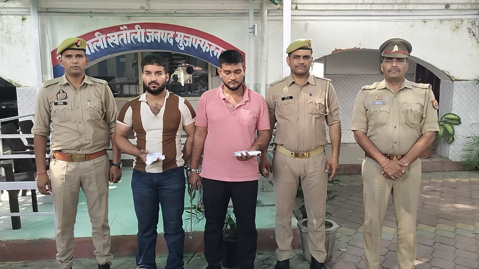 पुलिस ने दो शातिरों को अवैध पिस्टल संग दबोचा