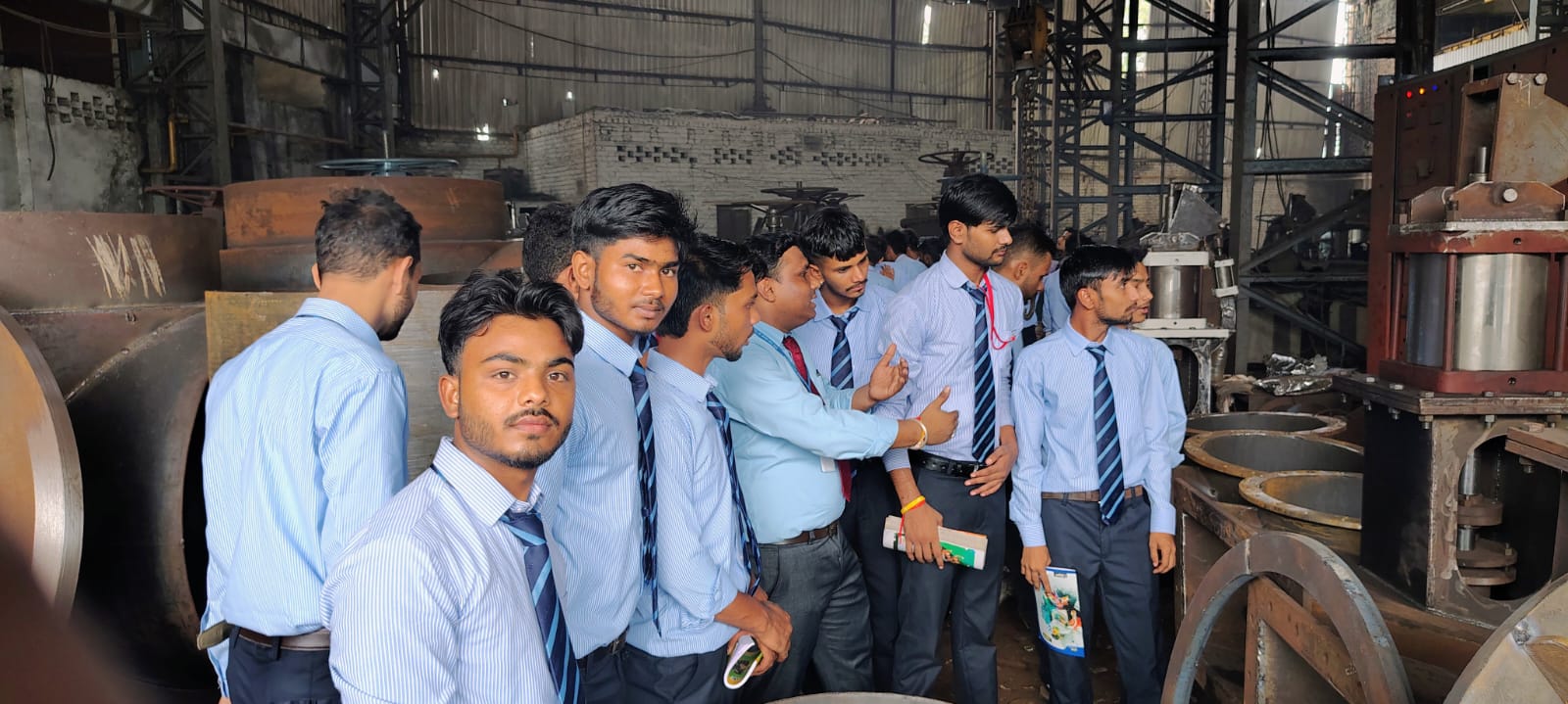 पॉलिटेक्निक छात्रों ने किया पुरी इंडस्ट्रीज का औद्योगिक भ्रमण