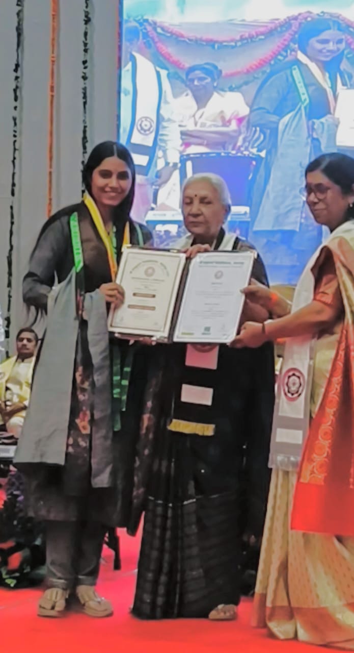 होनहार छात्रा नीतिका वर्मा ने हासिल किया स्वर्ण पदक