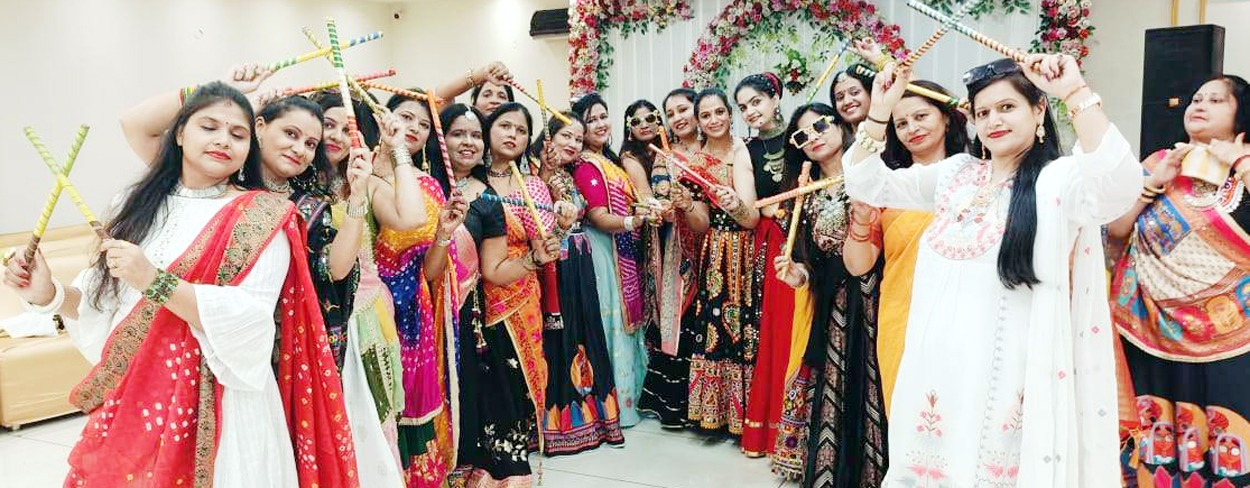 नवरात्र उत्सव में डांडिया की थाप पर झूमीं महिलाएं