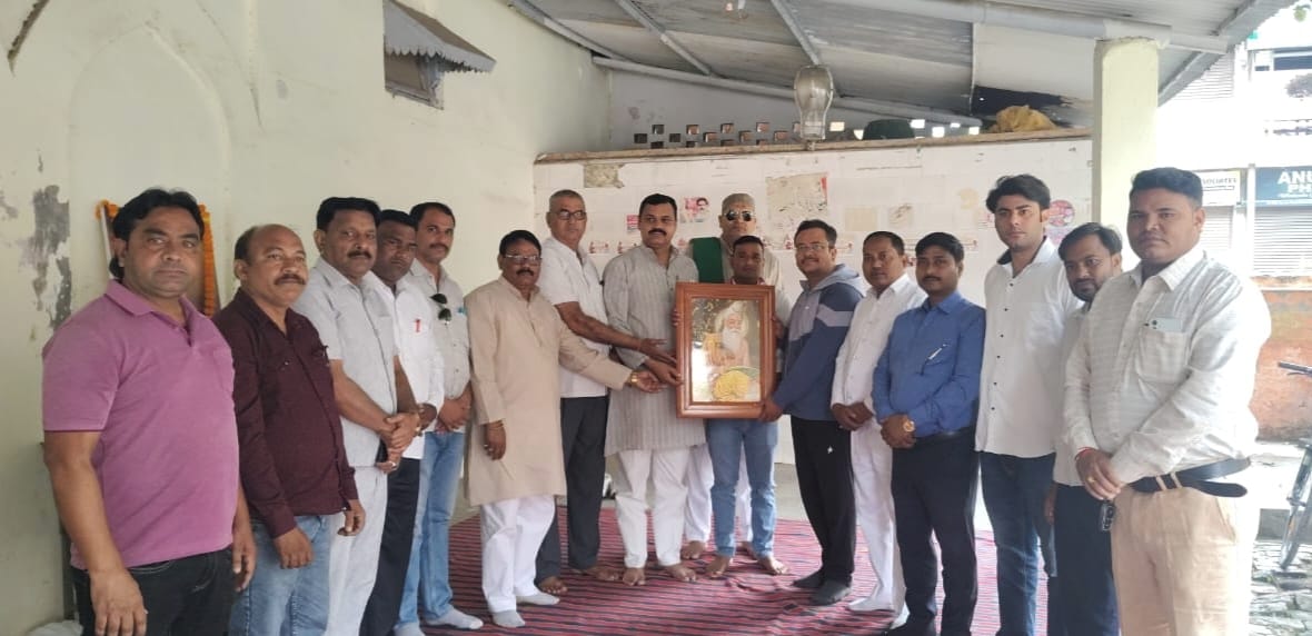 समाजवादी पार्टी कार्यालय में मनाई गई महर्षि वाल्मीकि जयंती