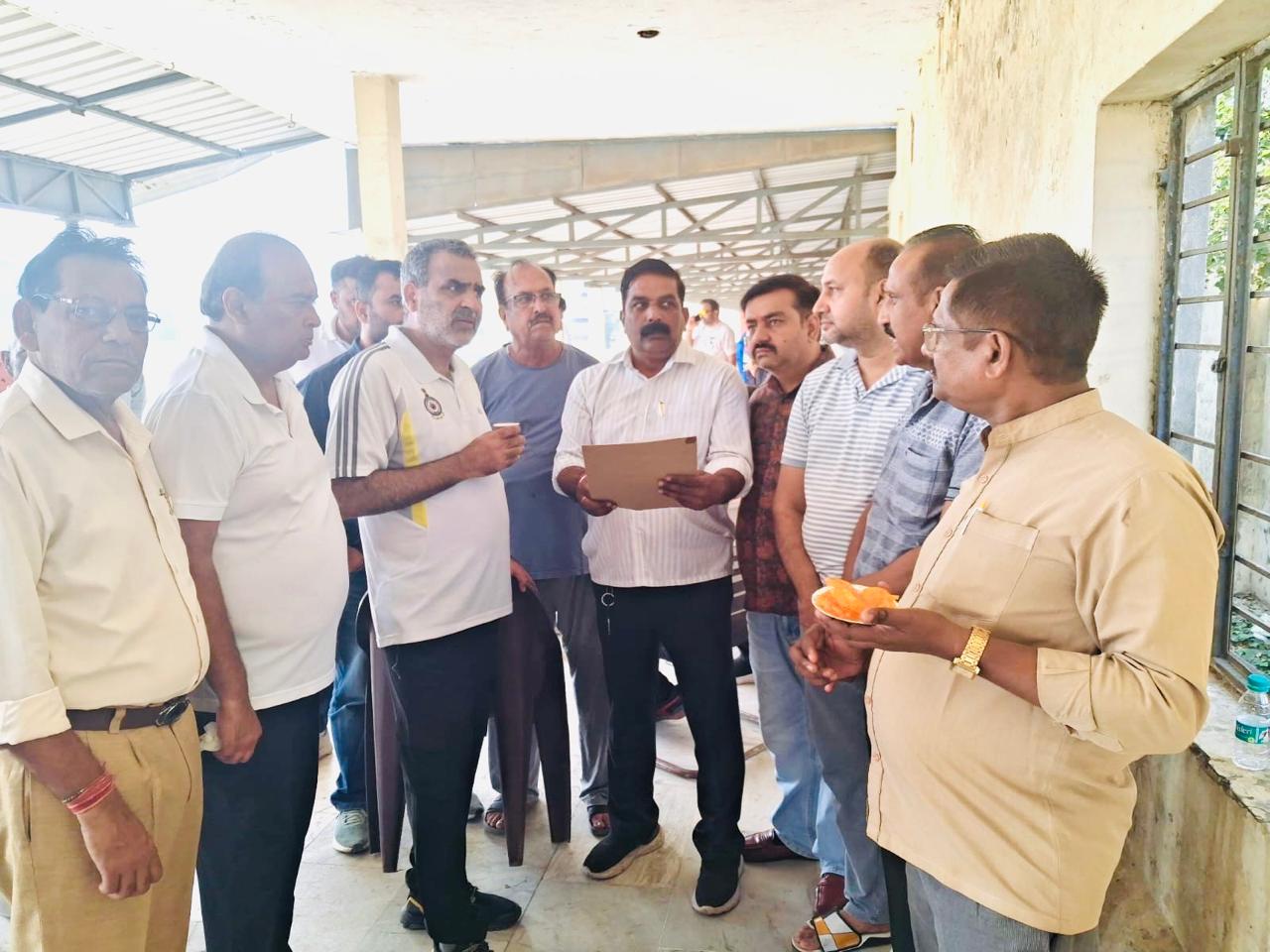 दैनिक रेल यात्री संघ ने पूर्व केंद्रीय मंत्री से की मुलाकात