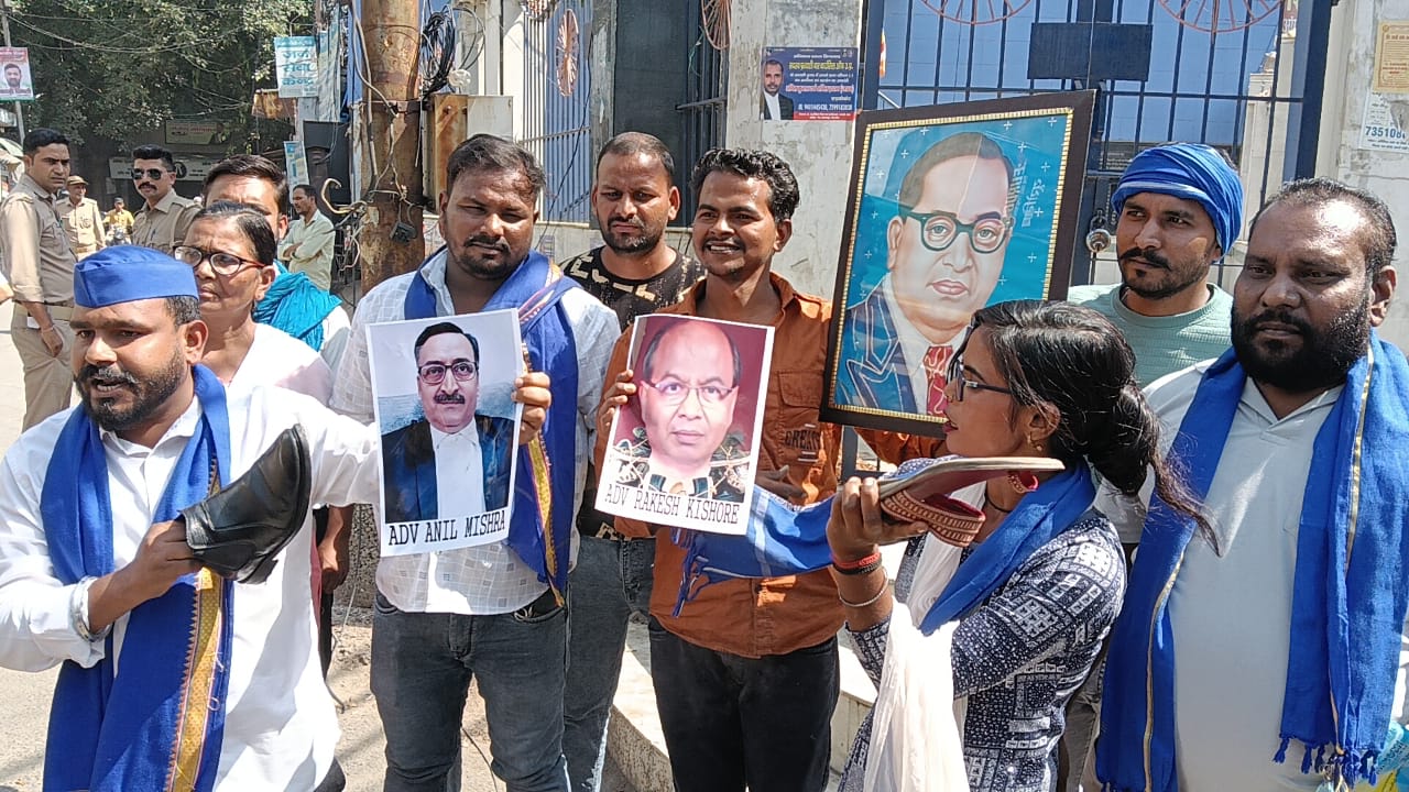 भीम आर्मी ने चित्रों पर जूते फेंक जताया विरोध