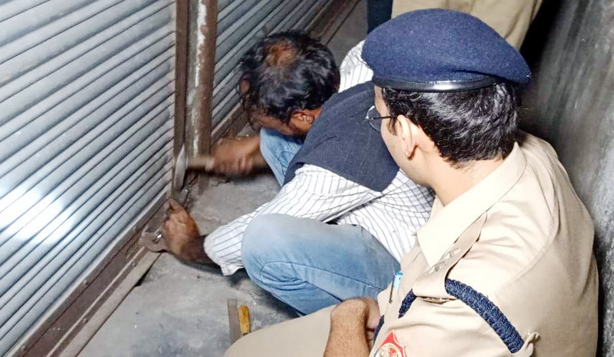 पटाखों के भंडार, बड़े ऑपरेशन की दरकार