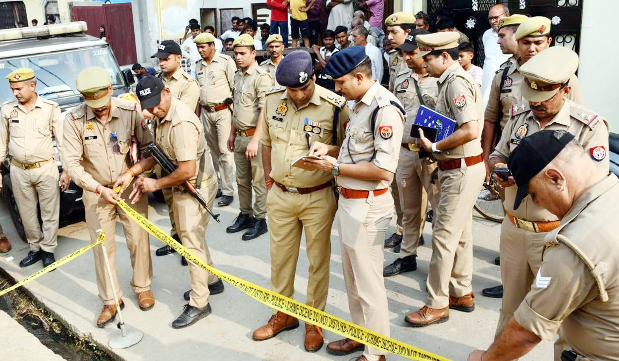 सलेमपुर में ताबड़तोड़ बरसाई गोलियां, युवक की हालत नाजुक