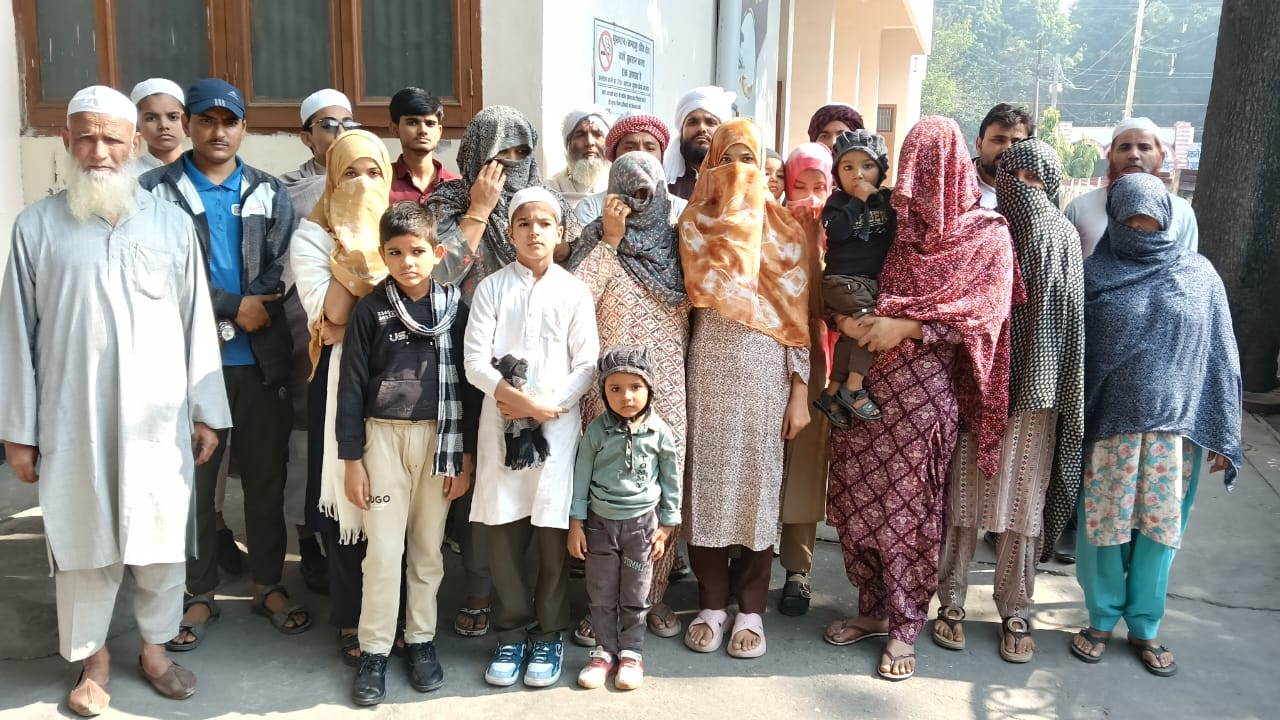 पूर्वजों की जमीन बचाने के लिए संघर्ष कर रहा अब्दुल गफ्फार का परिवार