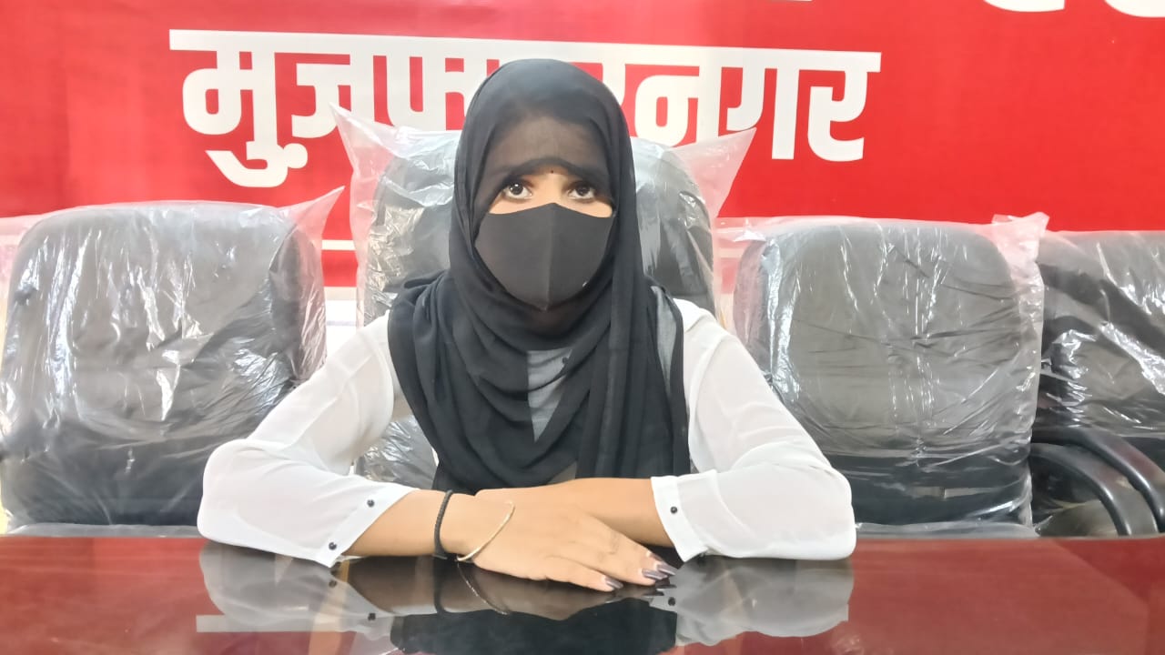 मीडिया के सामने फूट फूट कर किशोरी ने सुनाई आपबीती