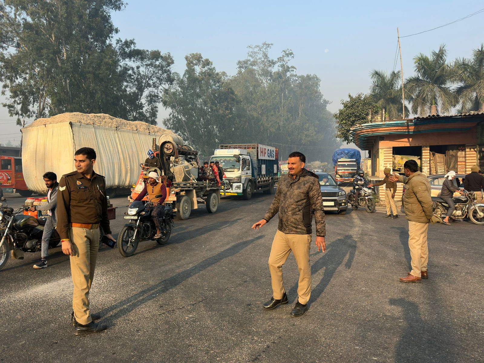 बिजनौर की ओर जाने वाले भारी वाहनों को मीरापुर में रोका