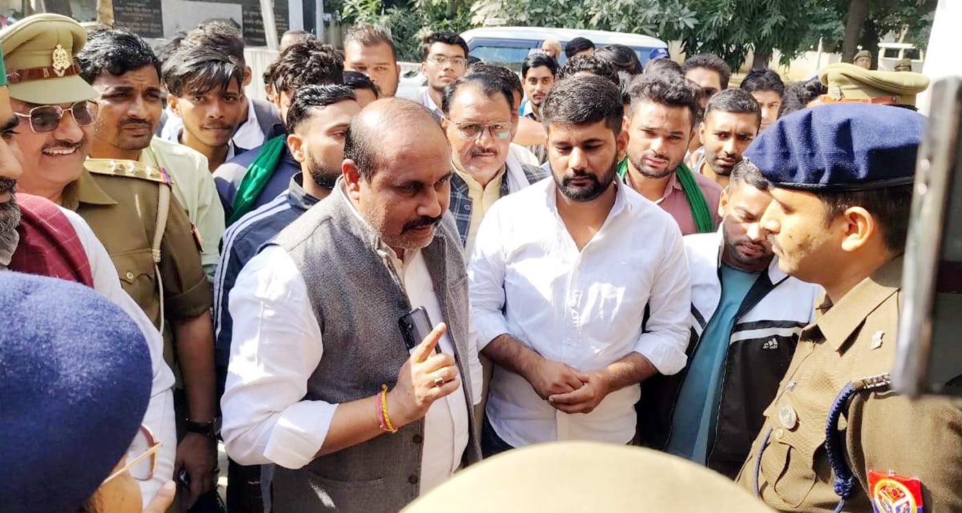 उज्जवल आत्मदाह प्रकरण में छात्रों ने पुलिस कार्यालय पर किया प्रदर्शन