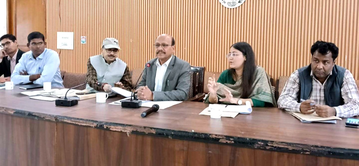 कोई भी मतदाता छूटेगा नहीं, बीएलओ घर-घर जाकर करेंगे सत्यापनः डीएम