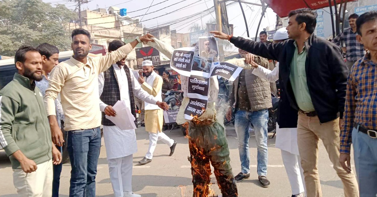 पसमांदा मुस्लिमों ने फूंका आतंकवाद का पुतला