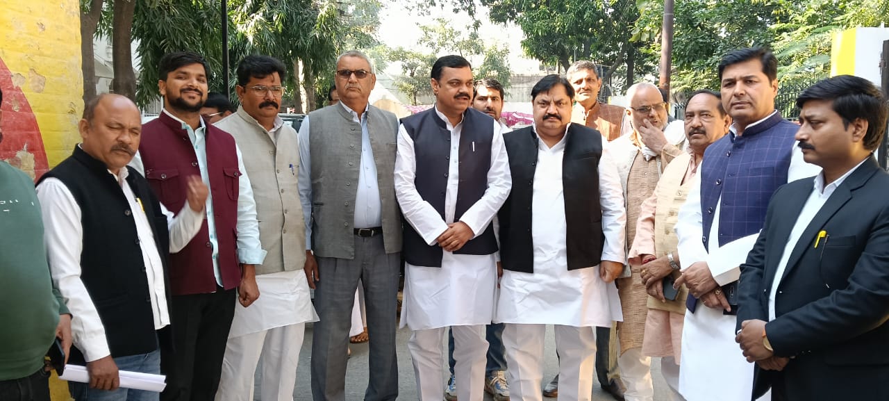 एसआईआर की खामियों को लेकर सपा नेताओं ने डीएम से की मुलाकात