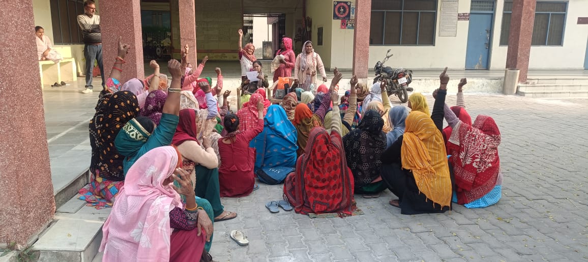 रसोई माताओं ने एसडीएम कार्यालय के बाहर दिया धरना