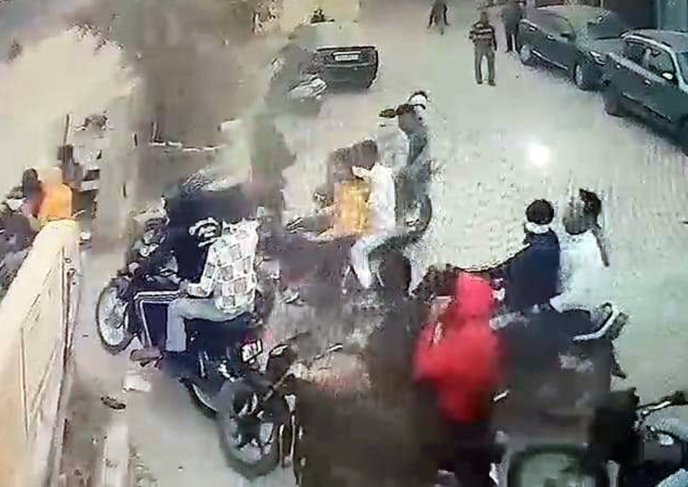 नकाबपोश बाइक गैंग का बोलबाला, वीडियो ने हडकंप मचा डाला