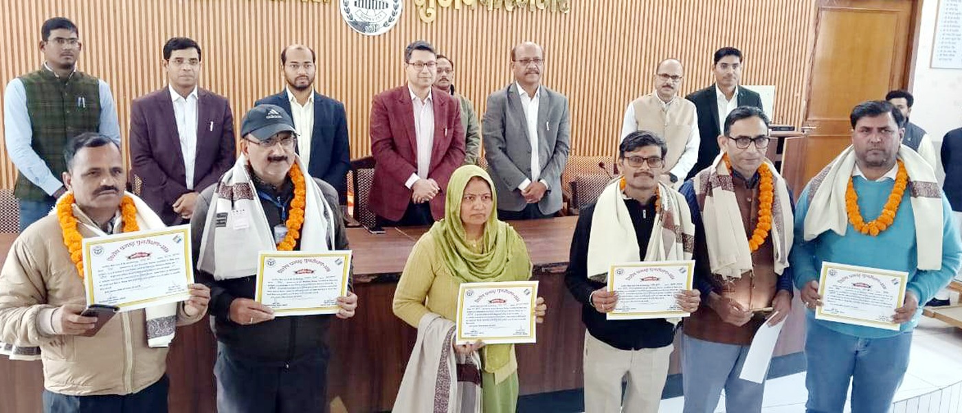 मंडलायुक्त रूपेश कुमार ने सर्वश्रेष्ठ बीएलओ को किया सम्मानित