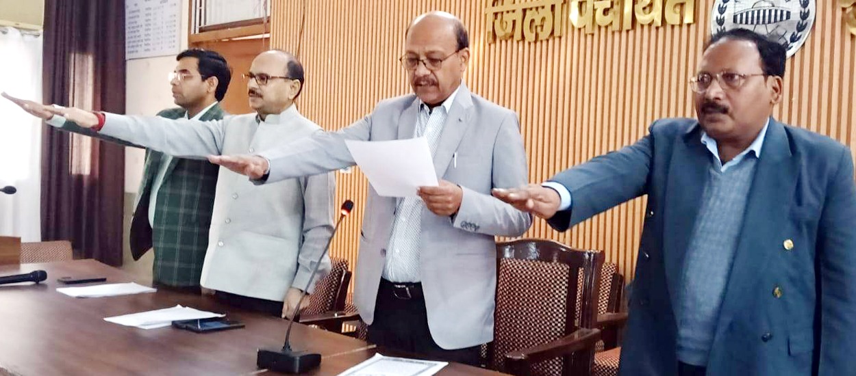 संविधान दिवस पर जिलाधिकारी ने दिलाई शपथ