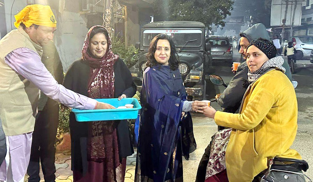 सर्द रात में व्यवस्था परखने सड़कों पर निकली पालिका अध्यक्ष