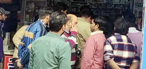 प्रतिबंधित दवाओं का भंडाफोड़, मेडिकल स्टोर पर पुलिस का छापा