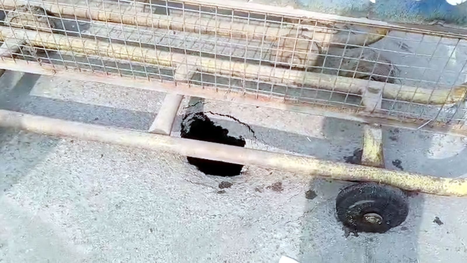 मीनाक्षी चौक पर फिर धंसी सड़क